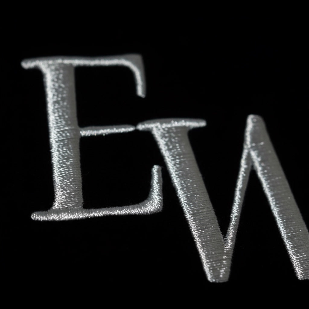 【Esther Wang】 Camiseta EW Premium de algodón peinado de alta calidad, bordada y estampada – Negra (Unisex)