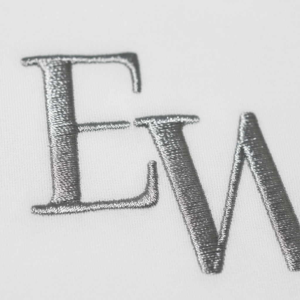 【Esther Wang】 Camiseta EW Premium de algodón peinado de alta calidad, bordada y estampada – Blanca (Unisex)