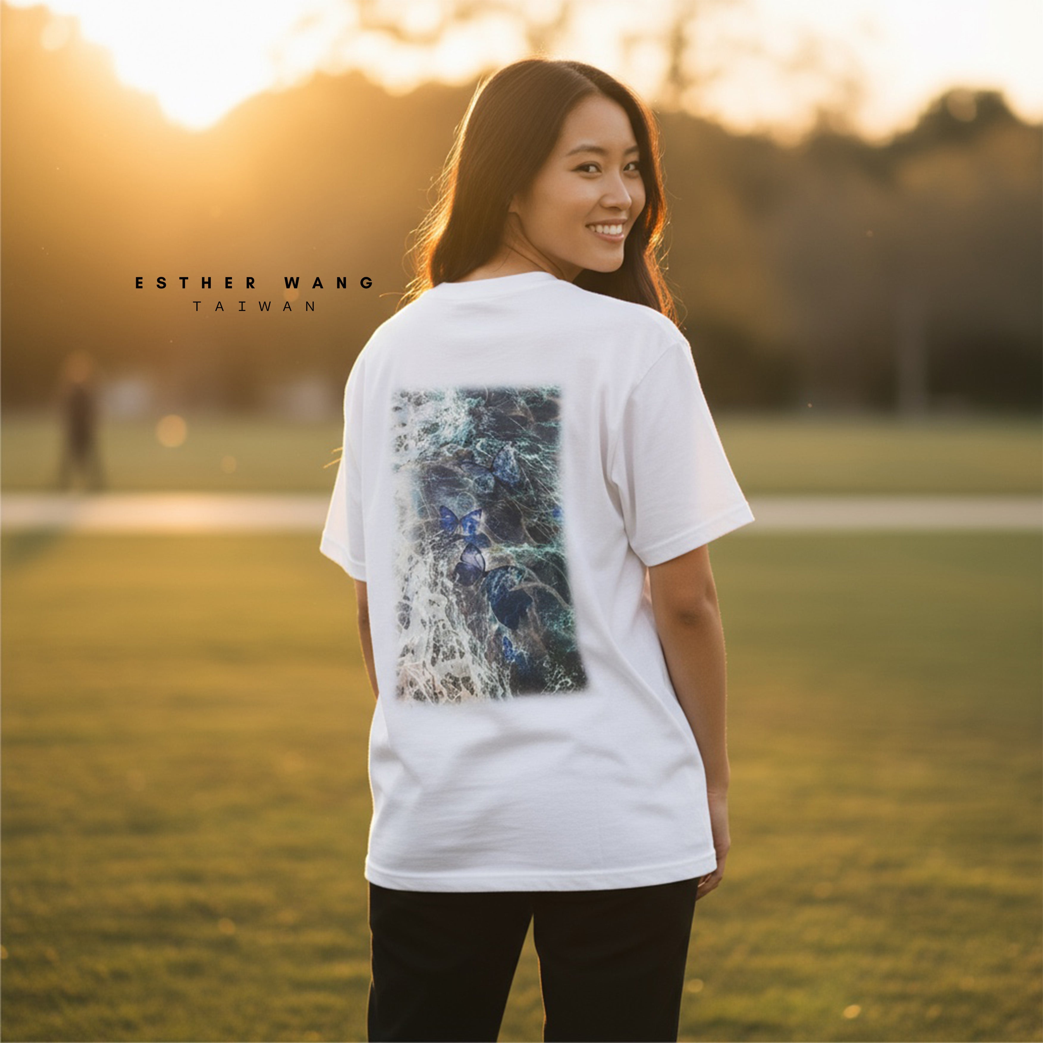 【Esther Wang】 Camiseta EW Premium de algodón peinado de alta calidad, bordada y estampada – Blanca (Unisex)